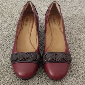 9.5W Never worn - burgundy & chocolate pumps